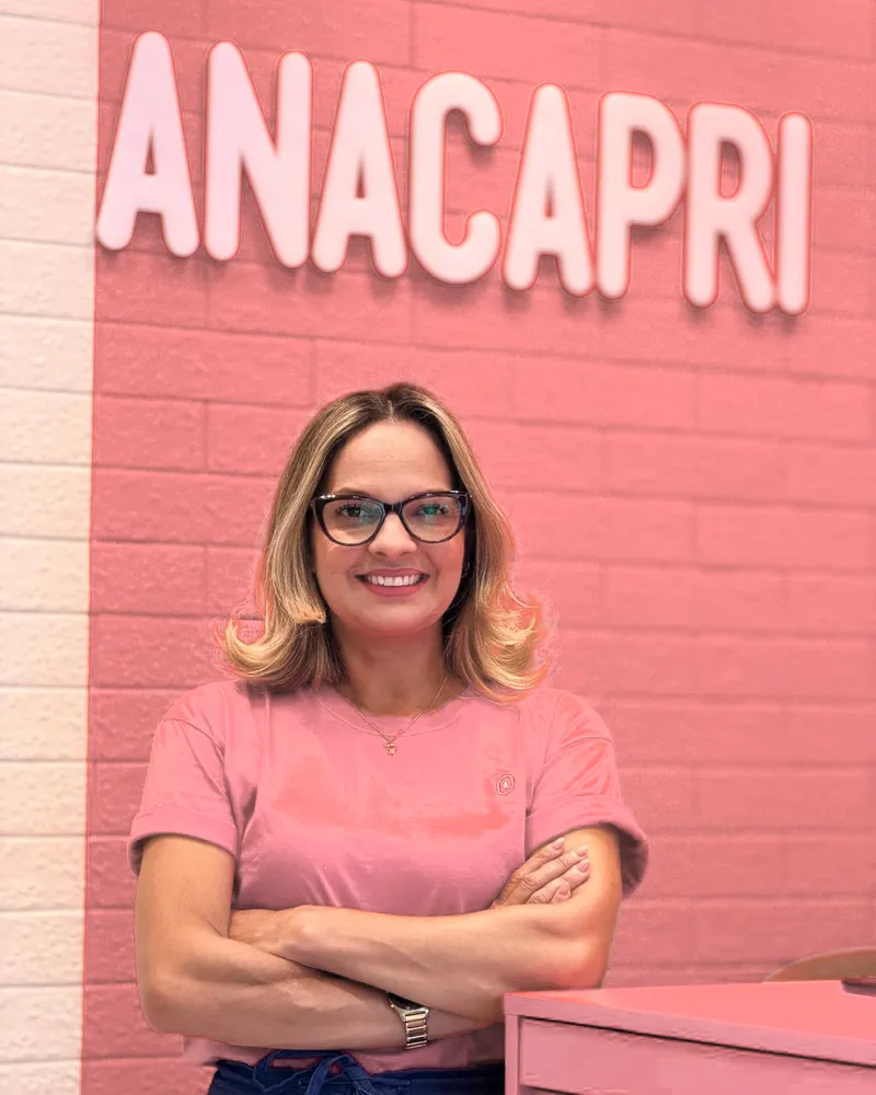 Consultora da Anacapri Rio Branco em frente ao letreiro da loja